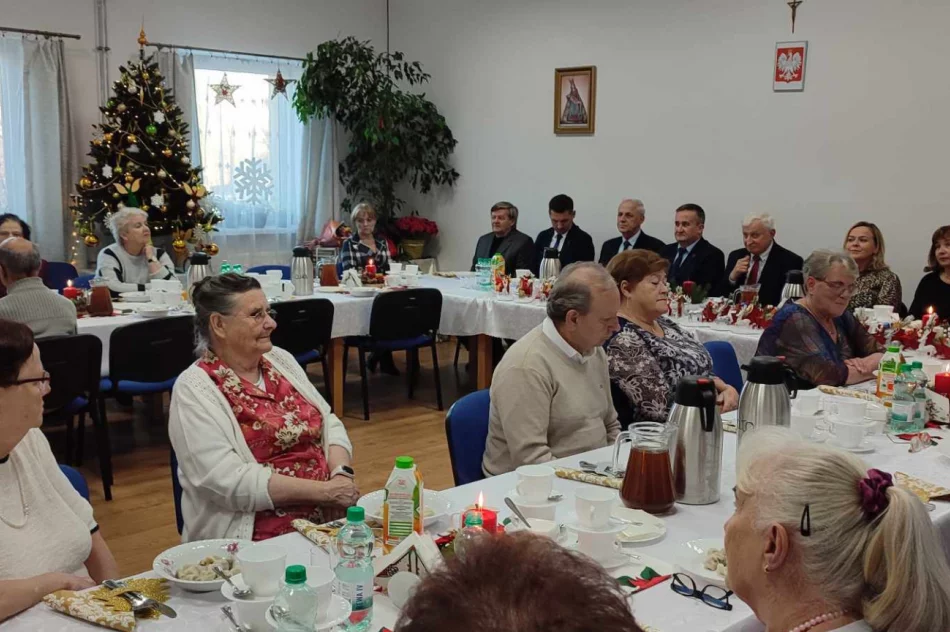Spotkanie wigilijne połączone z Jubileuszem 8- lecia działalności Dziennego Domu ,, Senior+” - zdjęcie 15