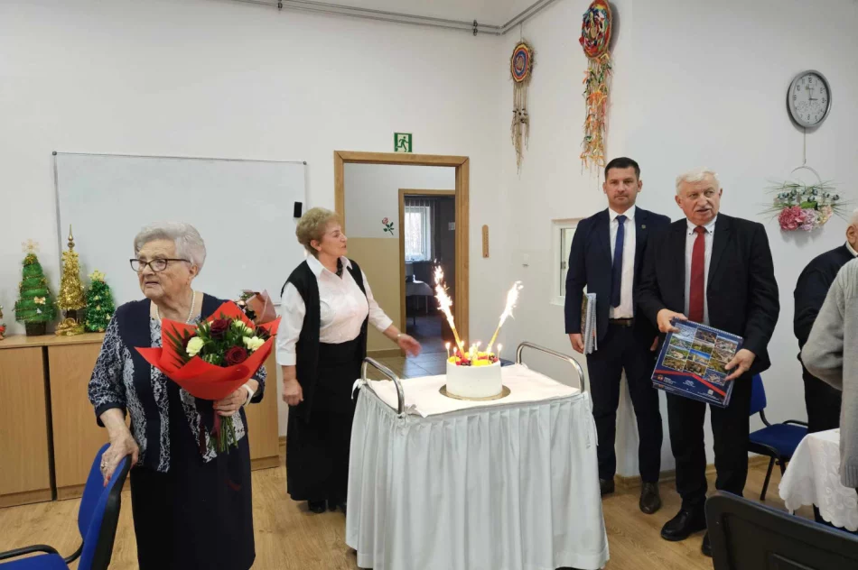 Spotkanie wigilijne połączone z Jubileuszem 8- lecia działalności Dziennego Domu ,, Senior+” - zdjęcie 20