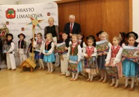 Przedszkolaki z kolędą i życzeniami przybyły do Urzędu Miasta Limanowa - zdjęcie główne