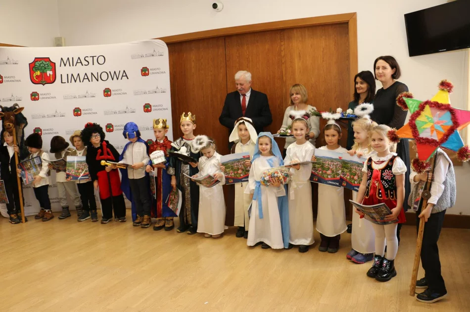Przedszkolaki z kolędą i życzeniami przybyły do Urzędu Miasta Limanowa - zdjęcie 2