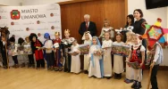Przedszkolaki z kolędą i życzeniami przybyły do Urzędu Miasta Limanowa - zdjęcie 2