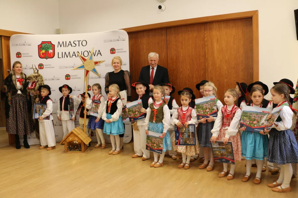 Przedszkolaki z kolędą i życzeniami przybyły do Urzędu Miasta Limanowa - zdjęcie 3