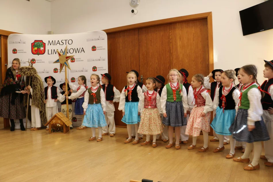 Przedszkolaki z kolędą i życzeniami przybyły do Urzędu Miasta Limanowa - zdjęcie 6