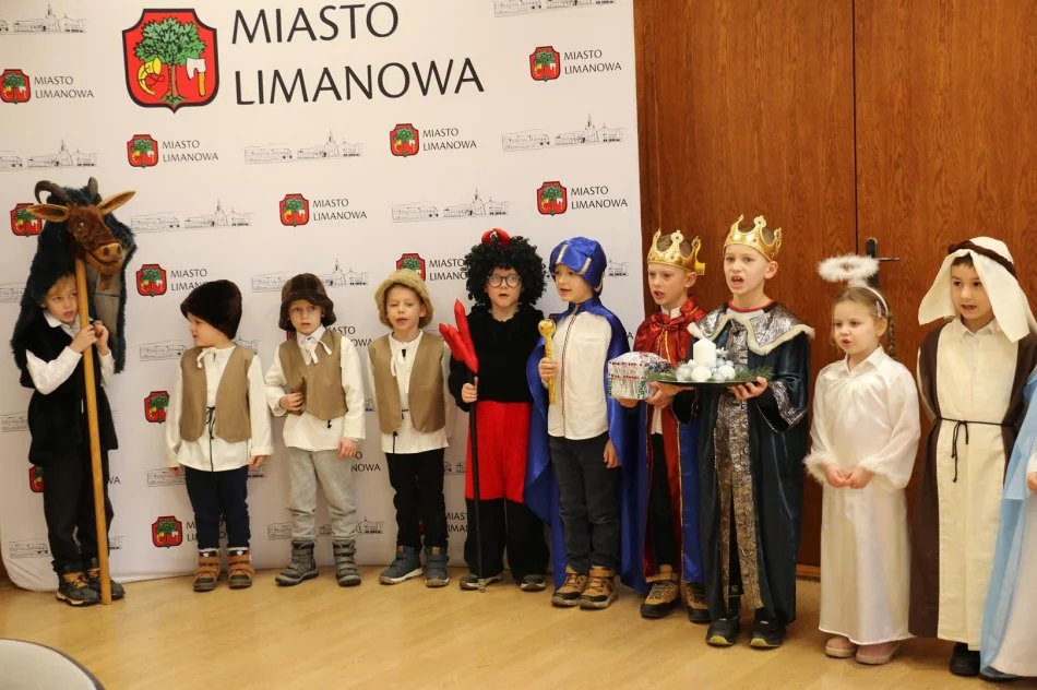 Przedszkolaki z kolędą i życzeniami przybyły do Urzędu Miasta Limanowa - zdjęcie 7