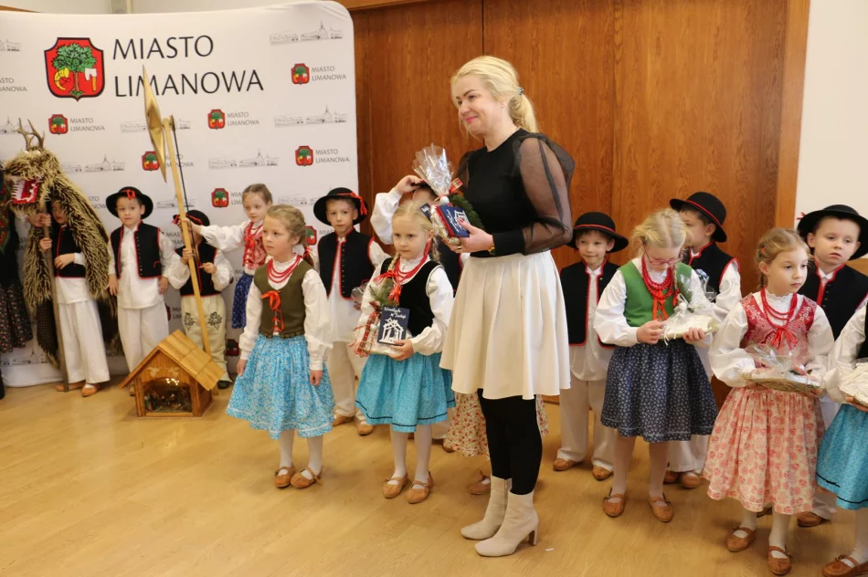 Przedszkolaki z kolędą i życzeniami przybyły do Urzędu Miasta Limanowa - zdjęcie 9