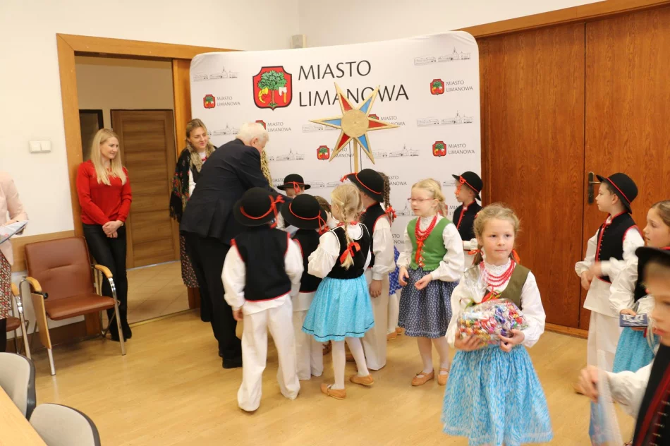 Przedszkolaki z kolędą i życzeniami przybyły do Urzędu Miasta Limanowa - zdjęcie 10