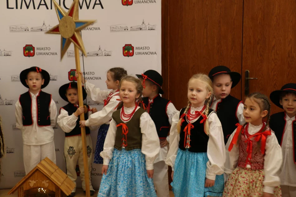 Przedszkolaki z kolędą i życzeniami przybyły do Urzędu Miasta Limanowa - zdjęcie 11