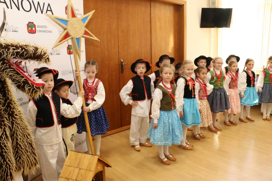Przedszkolaki z kolędą i życzeniami przybyły do Urzędu Miasta Limanowa - zdjęcie 12