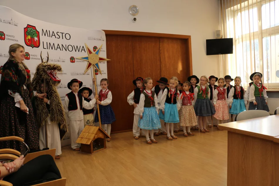 Przedszkolaki z kolędą i życzeniami przybyły do Urzędu Miasta Limanowa - zdjęcie 13