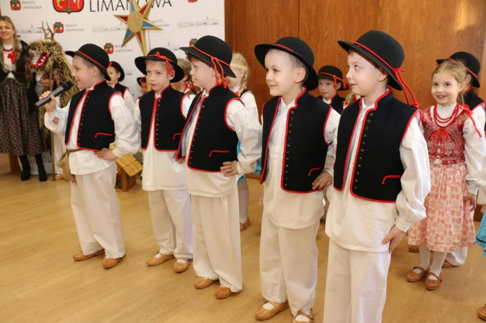 Przedszkolaki z kolędą i życzeniami przybyły do Urzędu Miasta Limanowa - zdjęcie 15