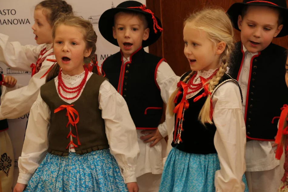 Przedszkolaki z kolędą i życzeniami przybyły do Urzędu Miasta Limanowa - zdjęcie 17
