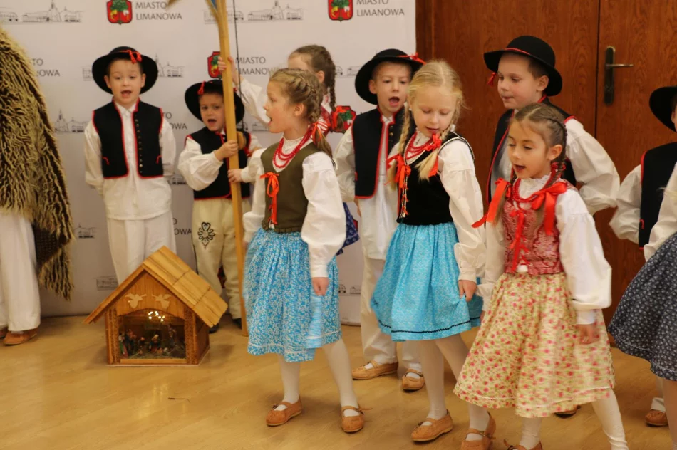 Przedszkolaki z kolędą i życzeniami przybyły do Urzędu Miasta Limanowa - zdjęcie 18