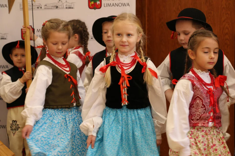 Przedszkolaki z kolędą i życzeniami przybyły do Urzędu Miasta Limanowa - zdjęcie 19