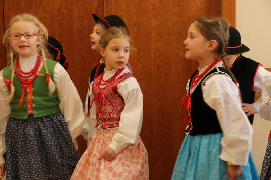 Przedszkolaki z kolędą i życzeniami przybyły do Urzędu Miasta Limanowa - zdjęcie 20