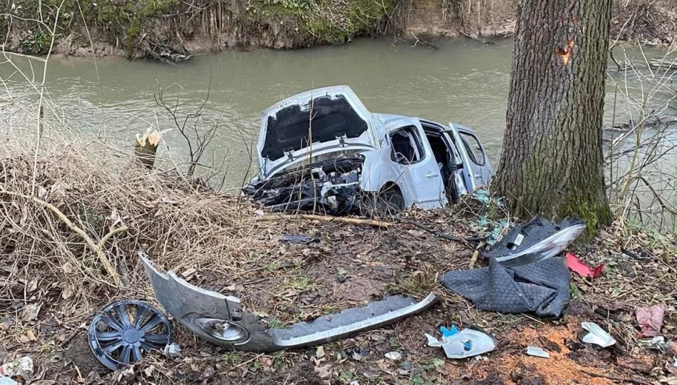 Małopolska: Samochód wpadł do rzeki, jedna osoba zginęła - zdjęcie 1