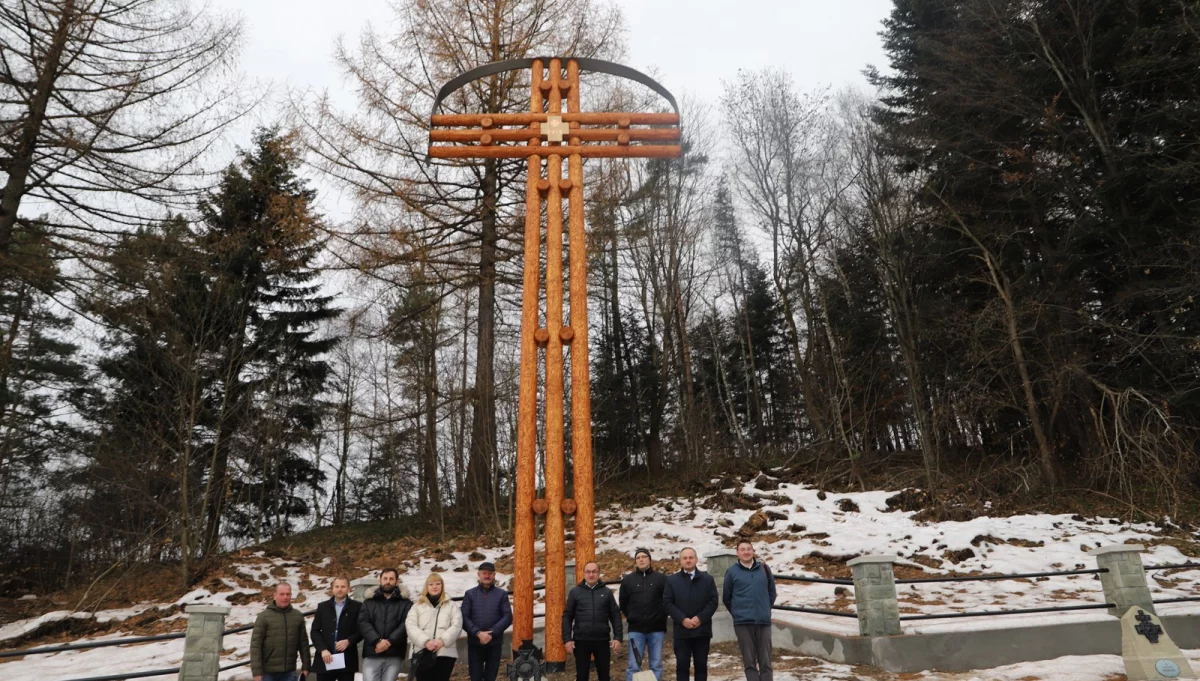 Odtworzono krzyż pomnikowy na cmentarzu wojennym nr 369 w Starej Wsi Golcowie