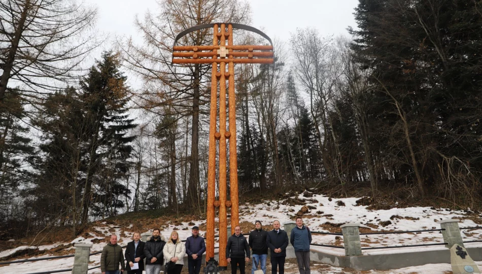 Odtworzono krzyż pomnikowy na cmentarzu wojennym nr 369 w Starej Wsi Golcowie - zdjęcie 1