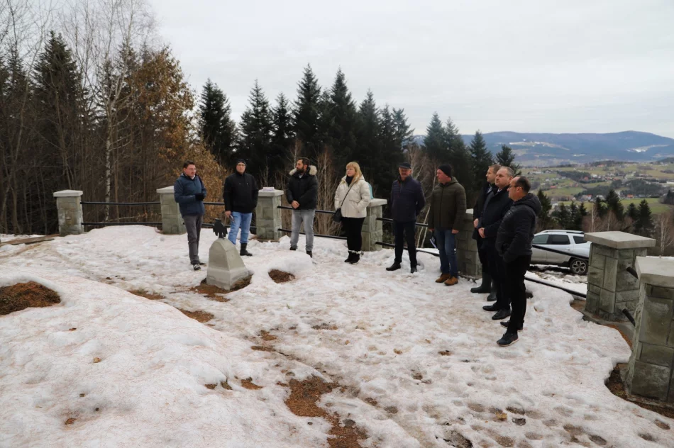 Odtworzono krzyż pomnikowy na cmentarzu wojennym nr 369 w Starej Wsi Golcowie - zdjęcie 9