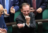 M. Kamiński i M. Wąsik weszli na salę obrad sejmowych; M. Kamiński wykonał "gest Kozakiewicza" - zdjęcie główne