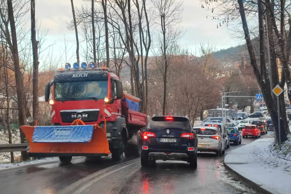 Na drogach jeden lód - dochodzi do kolizji  - zdjęcie 3