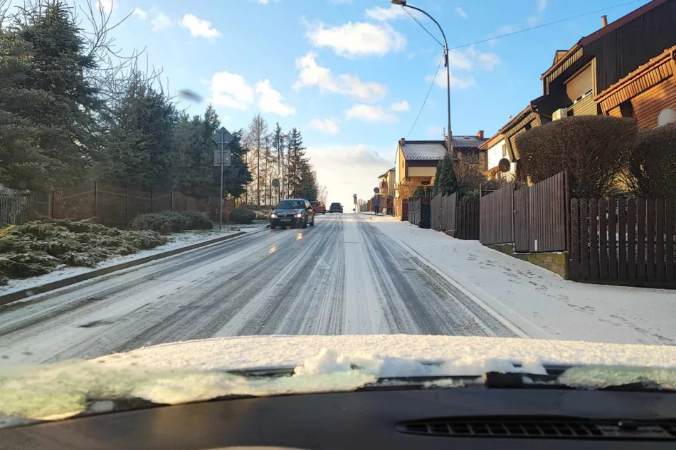 Na drogach jeden lód - dochodzi do kolizji  - zdjęcie 8