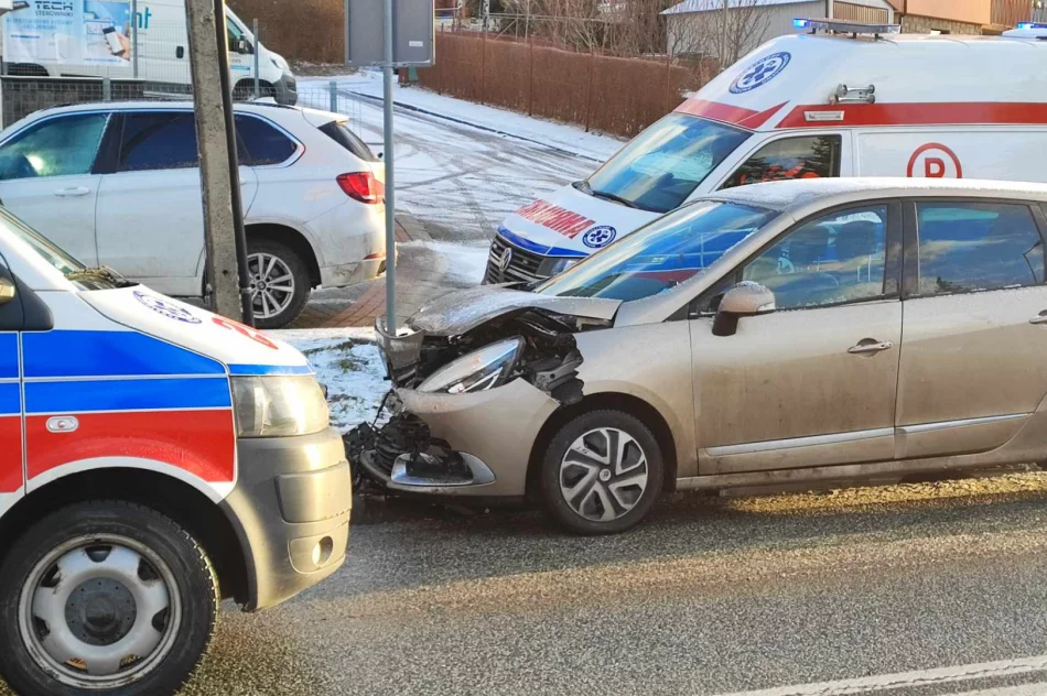 Na drogach jeden lód - dochodzi do kolizji  - zdjęcie 11