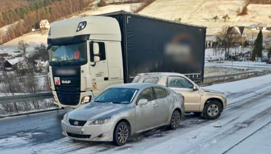 Na drogach jeden lód - dochodzi do kolizji  - zdjęcie 1