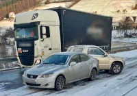 Na drogach jeden lód - dochodzi do kolizji  - zdjęcie główne