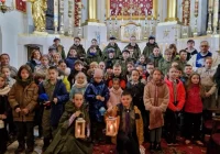 Zuchy i harcerze przekazują Betlejemskie Światełko Pokoju - zdjęcie główne