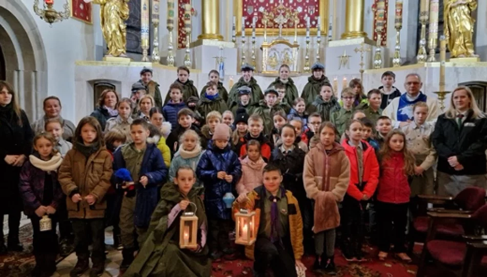 Zuchy i harcerze przekazują Betlejemskie Światełko Pokoju - zdjęcie 1