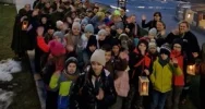 Zuchy i harcerze przekazują Betlejemskie Światełko Pokoju - zdjęcie 2
