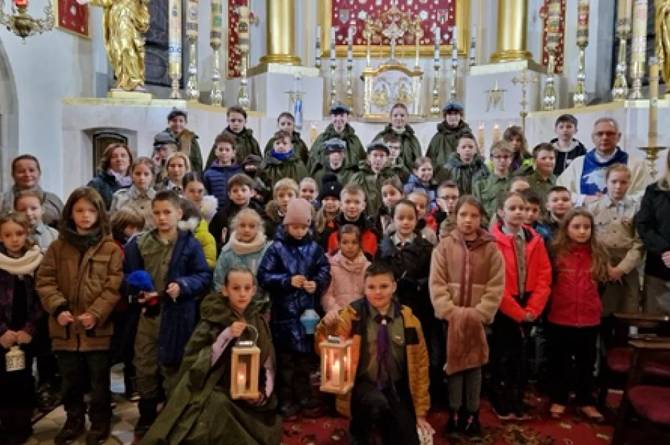 Zuchy i harcerze przekazują Betlejemskie Światełko Pokoju - zdjęcie 3