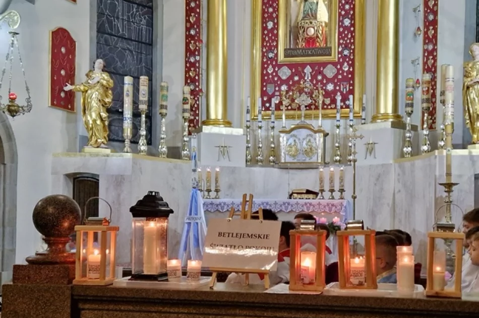 Zuchy i harcerze przekazują Betlejemskie Światełko Pokoju - zdjęcie 11