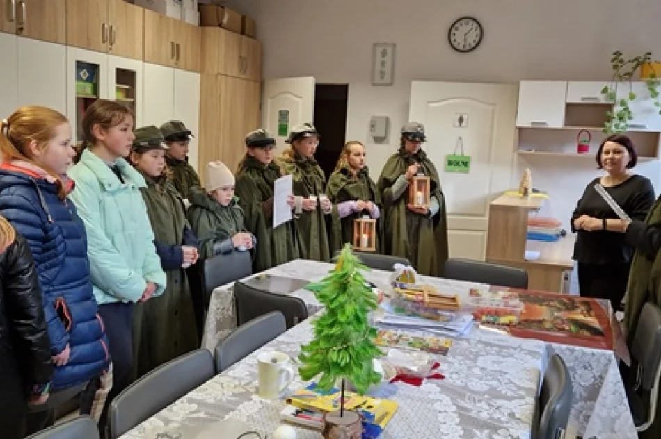 Zuchy i harcerze przekazują Betlejemskie Światełko Pokoju - zdjęcie 13