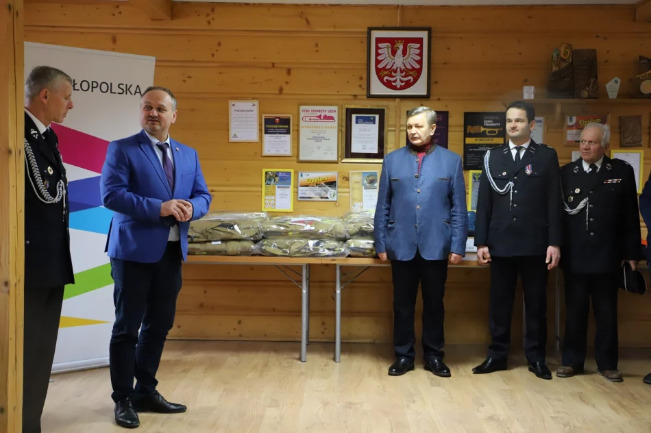 Umundurowanie bojowe dla 8 jednostek OSP oraz modernizacja budynku OSP Męcina - zdjęcie 5