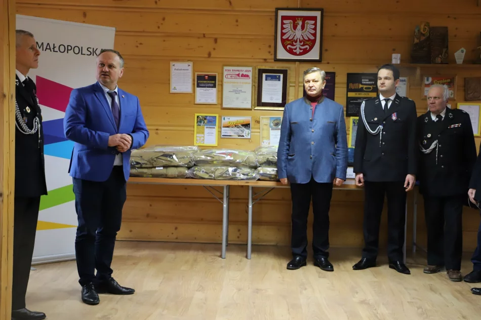 Umundurowanie bojowe dla 8 jednostek OSP oraz modernizacja budynku OSP Męcina - zdjęcie 7