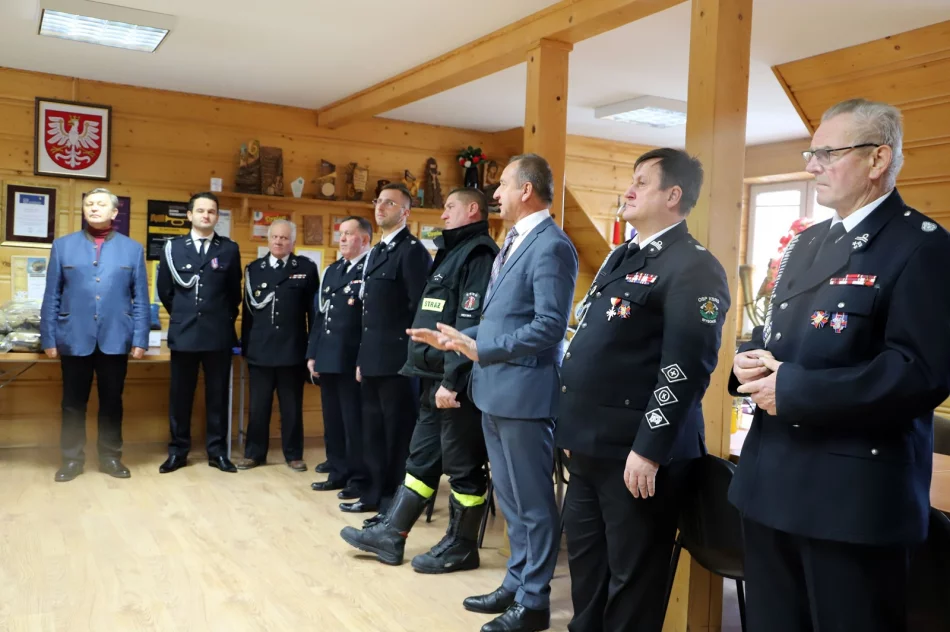 Umundurowanie bojowe dla 8 jednostek OSP oraz modernizacja budynku OSP Męcina - zdjęcie 9