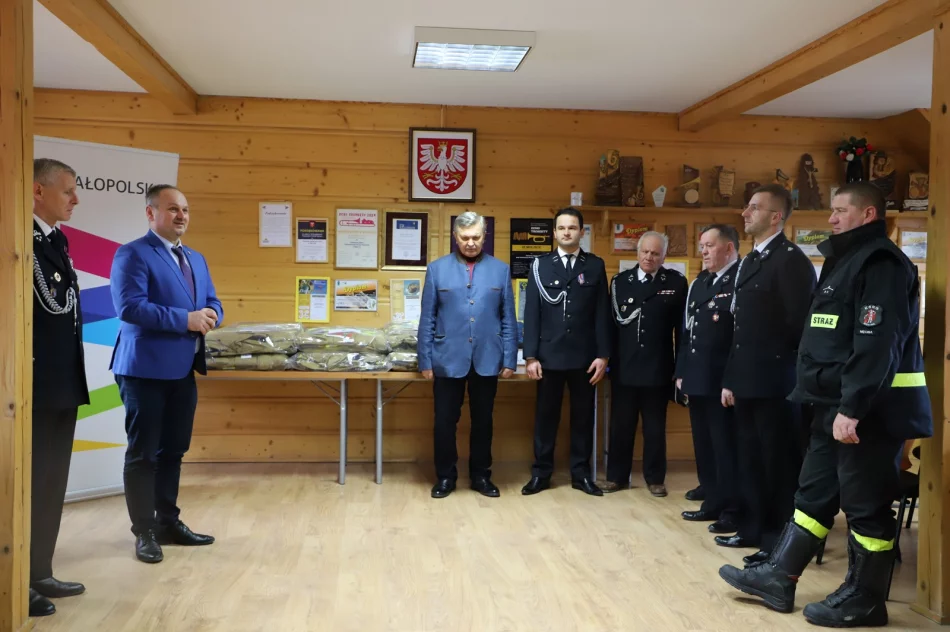 Umundurowanie bojowe dla 8 jednostek OSP oraz modernizacja budynku OSP Męcina - zdjęcie 10
