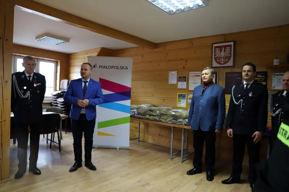 Umundurowanie bojowe dla 8 jednostek OSP oraz modernizacja budynku OSP Męcina - zdjęcie 11