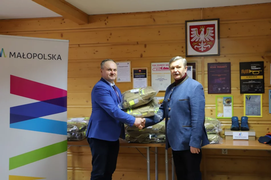 Umundurowanie bojowe dla 8 jednostek OSP oraz modernizacja budynku OSP Męcina - zdjęcie 13