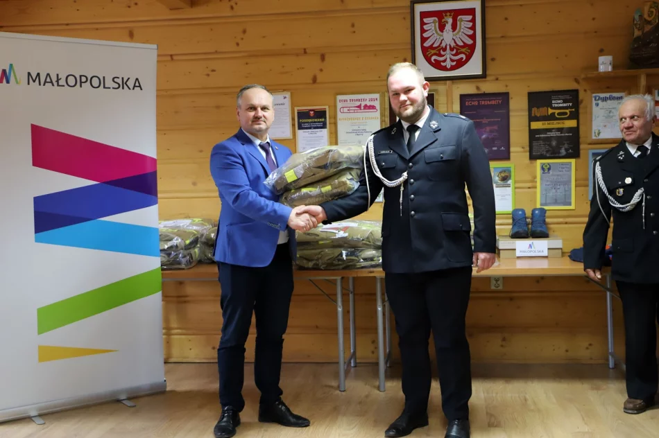 Umundurowanie bojowe dla 8 jednostek OSP oraz modernizacja budynku OSP Męcina - zdjęcie 19
