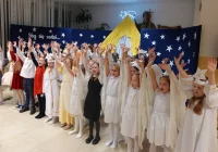 Uczniowie wprowadzają w klimat Bożego Narodzenia (ZDJĘCIA) - zdjęcie główne