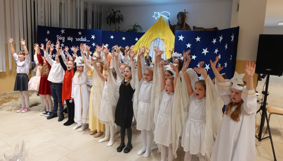 Uczniowie wprowadzają w klimat Bożego Narodzenia (ZDJĘCIA) - zdjęcie 1