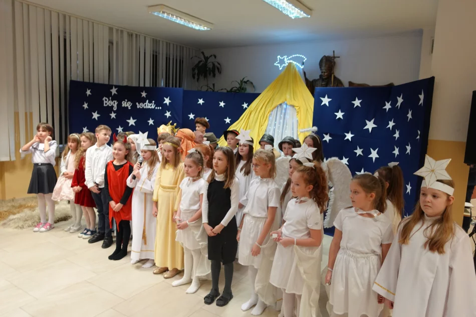 Uczniowie wprowadzają w klimat Bożego Narodzenia (ZDJĘCIA) - zdjęcie 2