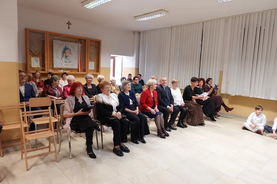 Uczniowie wprowadzają w klimat Bożego Narodzenia (ZDJĘCIA) - zdjęcie 3