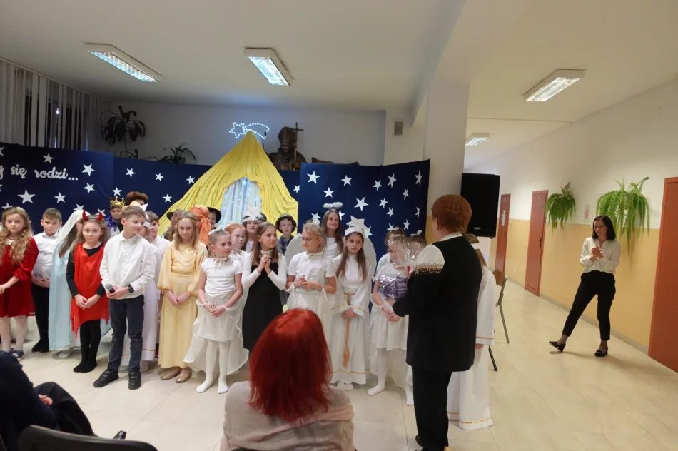 Uczniowie wprowadzają w klimat Bożego Narodzenia (ZDJĘCIA) - zdjęcie 5