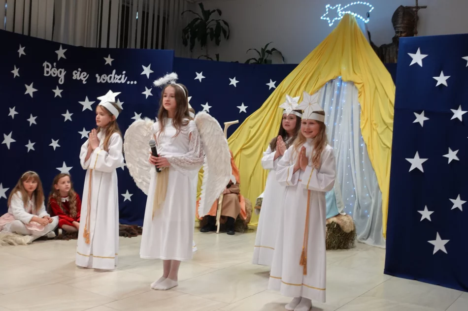 Uczniowie wprowadzają w klimat Bożego Narodzenia (ZDJĘCIA) - zdjęcie 9