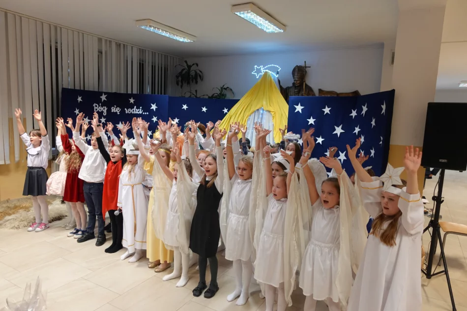 Uczniowie wprowadzają w klimat Bożego Narodzenia (ZDJĘCIA) - zdjęcie 10