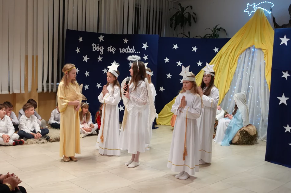 Uczniowie wprowadzają w klimat Bożego Narodzenia (ZDJĘCIA) - zdjęcie 11