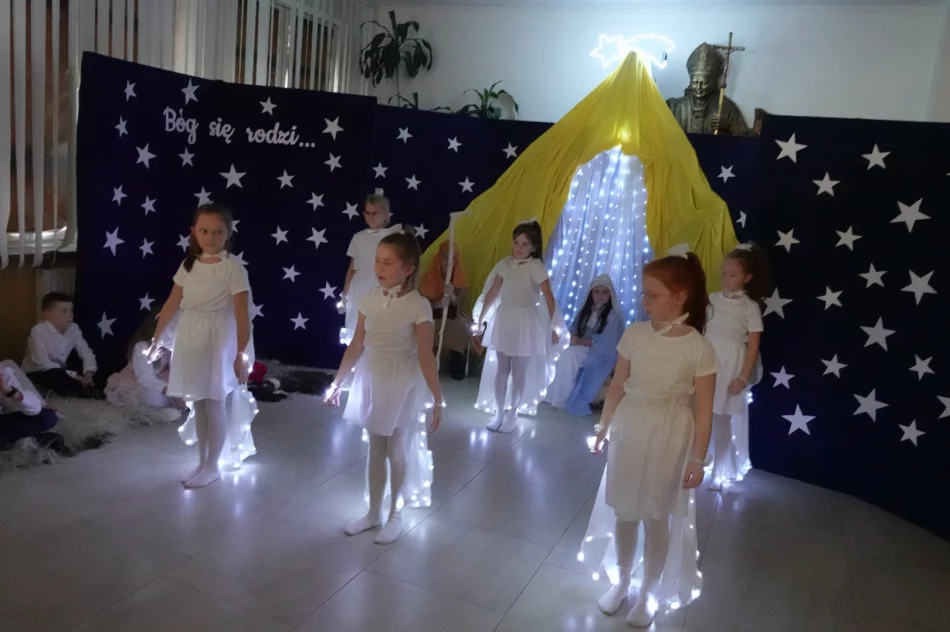 Uczniowie wprowadzają w klimat Bożego Narodzenia (ZDJĘCIA) - zdjęcie 15